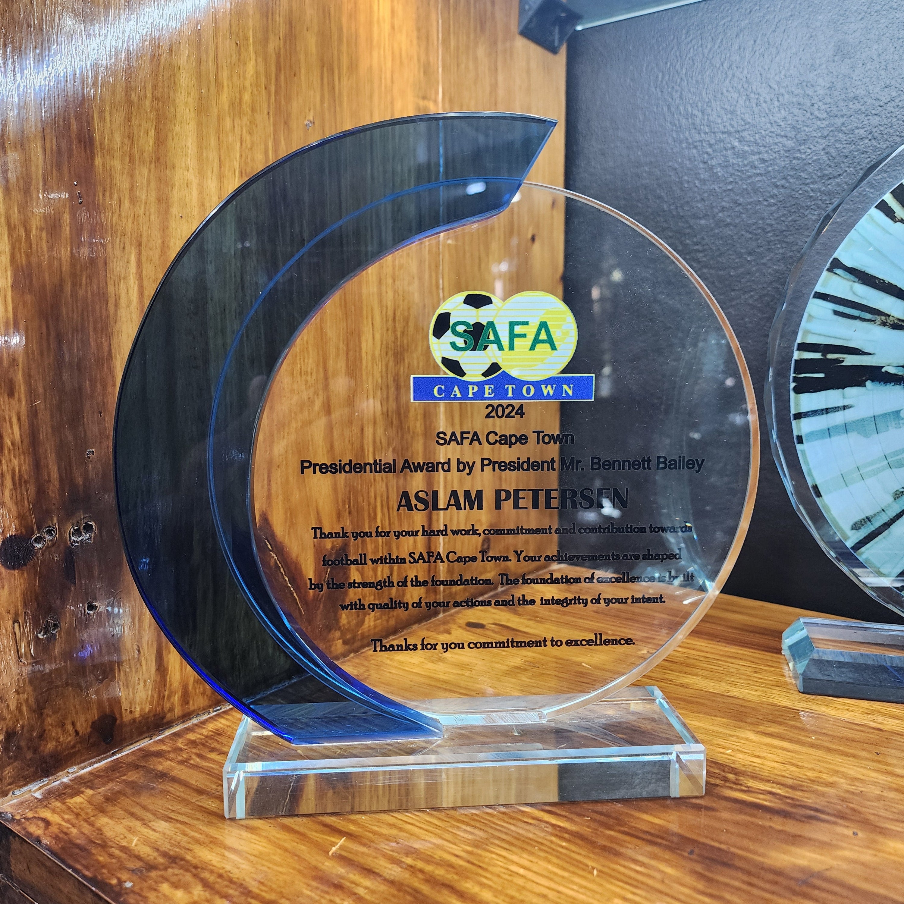 Round Blue Strip Glass Award - Woolf's Trophies And Engravers